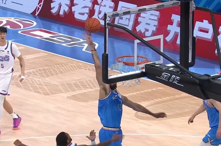 跳着探戈扣了~麦基突破转身单臂暴扣后再送飞天大帽 哈姆雷特抱怨