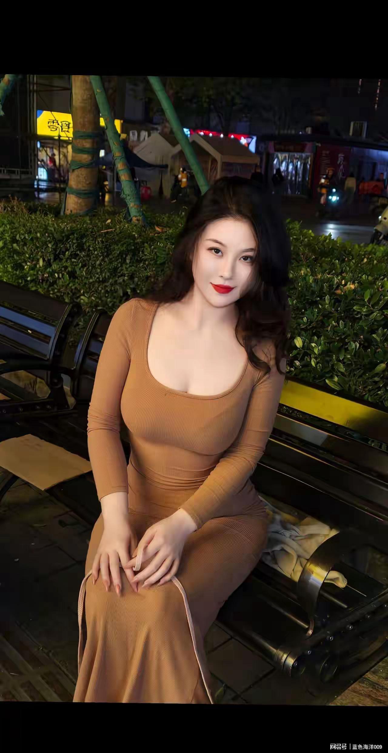 夜景中的美女，身材真好